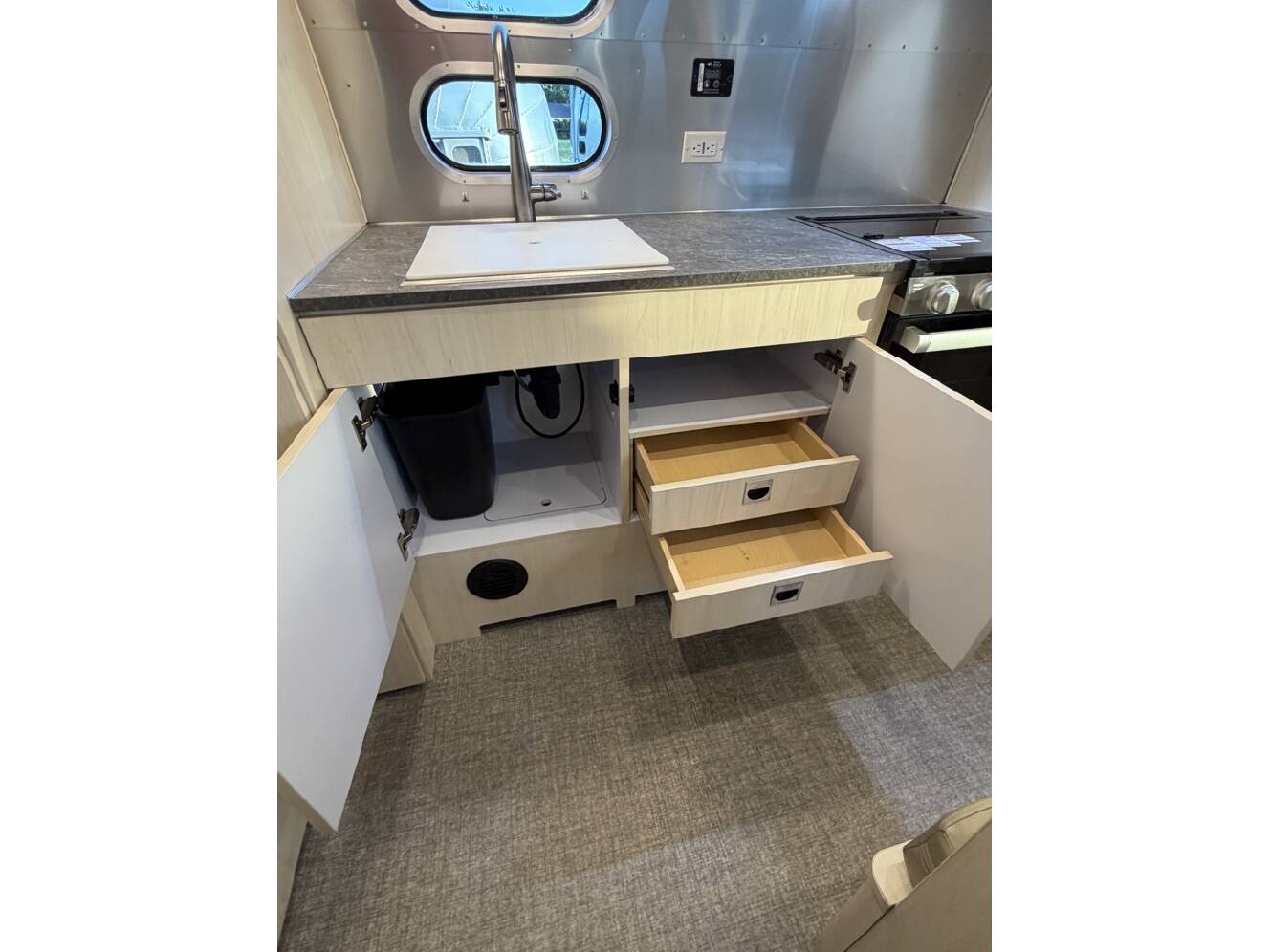 A photo of this 2022 Airstream FLYING CLOUD 23FB QUEEN