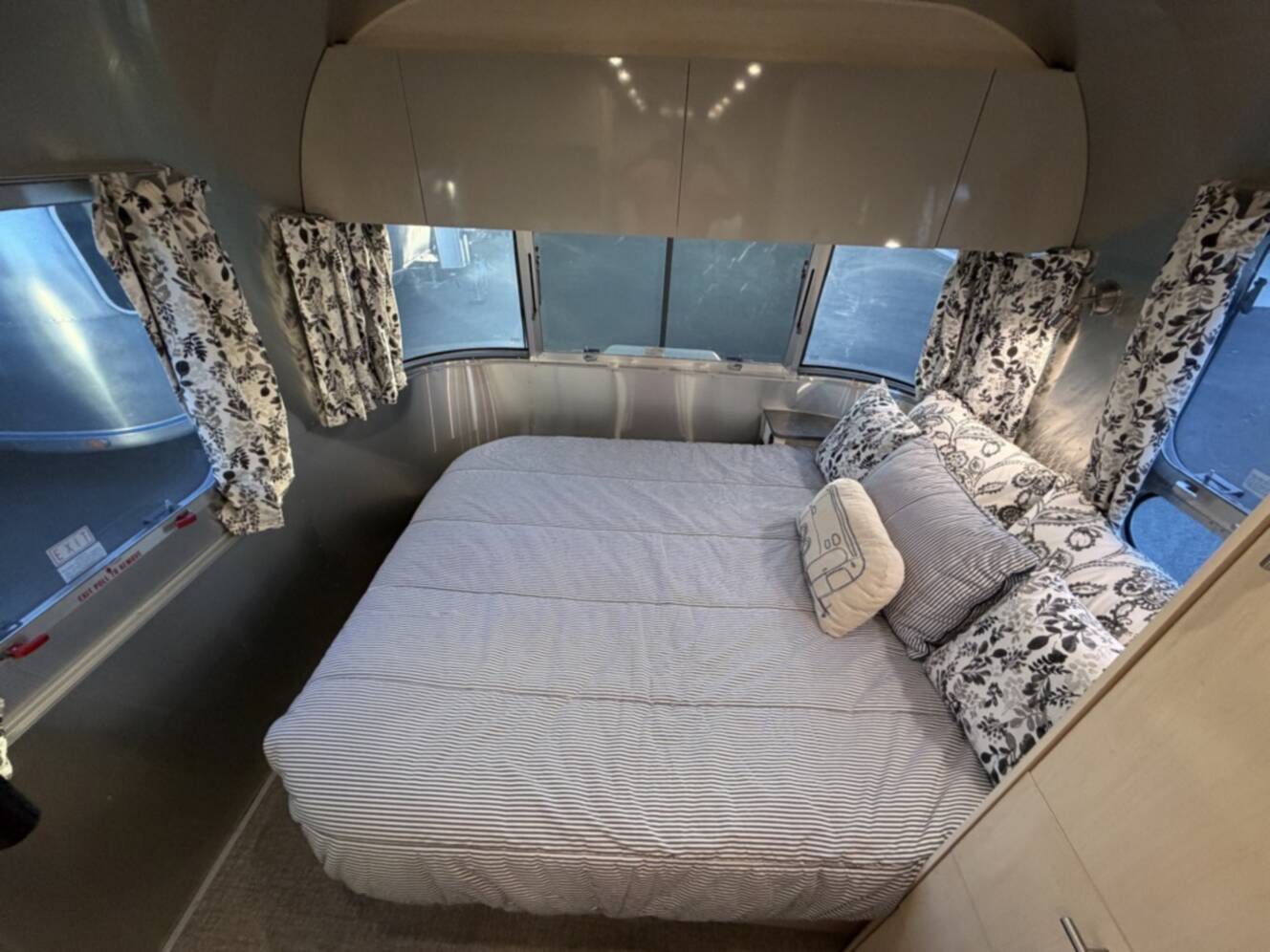 A photo of this 2022 Airstream FLYING CLOUD 23FB QUEEN
