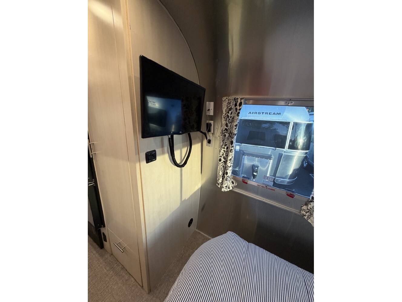 A photo of this 2022 Airstream FLYING CLOUD 23FB QUEEN