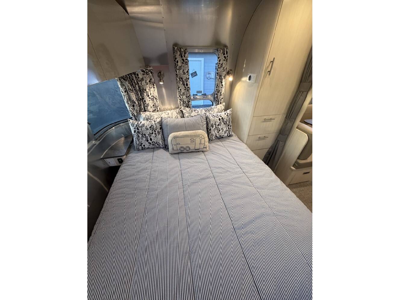 A photo of this 2022 Airstream FLYING CLOUD 23FB QUEEN