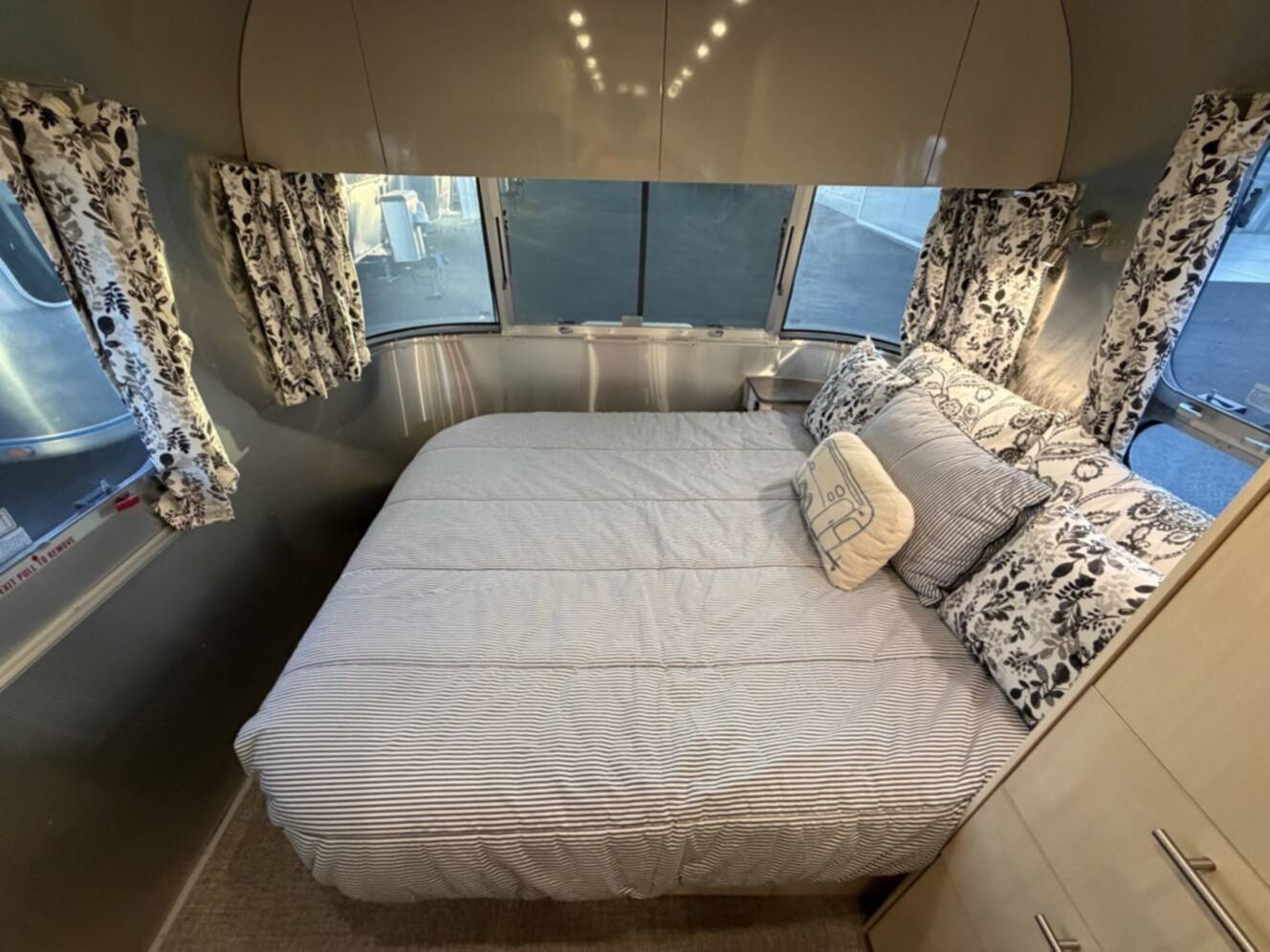 A photo of this 2022 Airstream FLYING CLOUD 23FB QUEEN