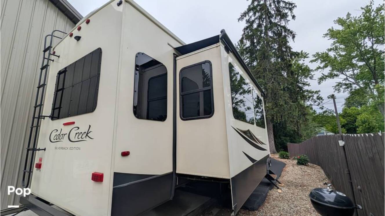 A photo of this 2019 Cedar Creek Silverback 37MBH