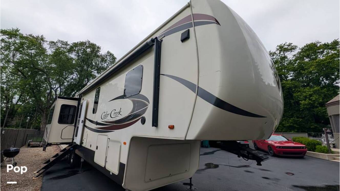 A photo of this 2019 Cedar Creek Silverback 37MBH