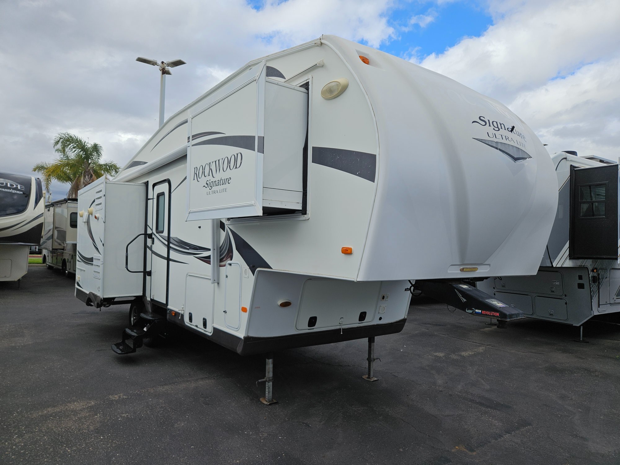 FOREST RIVER ROCKWOOD SIGNATURE ULTRA LITE Fifth Wheels for sale - RVT