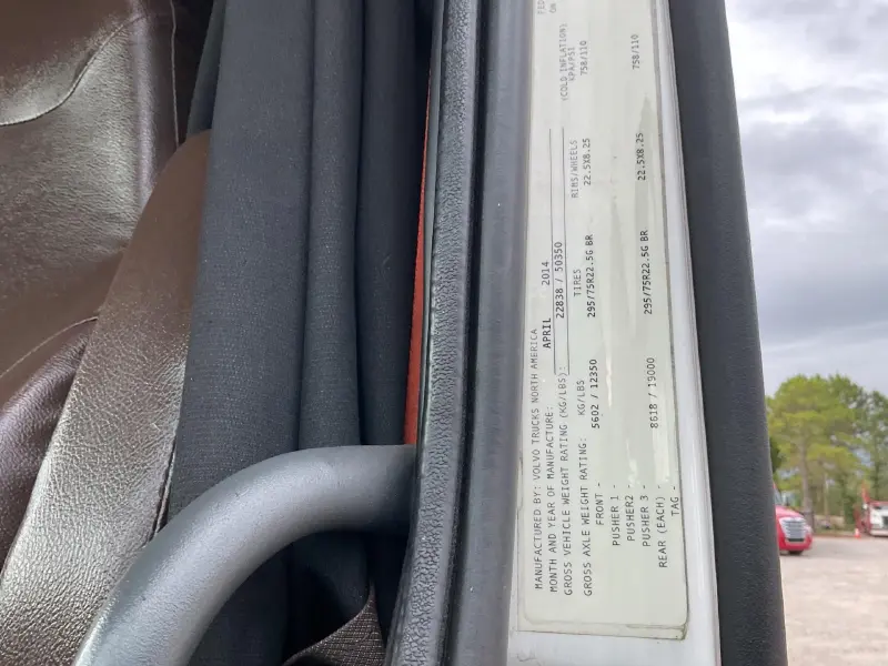 2015 VOLVO VNL670