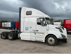 2015 VOLVO VNL670