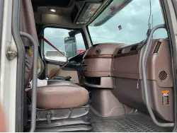 2015 VOLVO VNL670