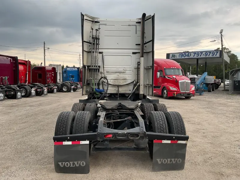 2015 VOLVO VNL670