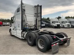 2015 VOLVO VNL670