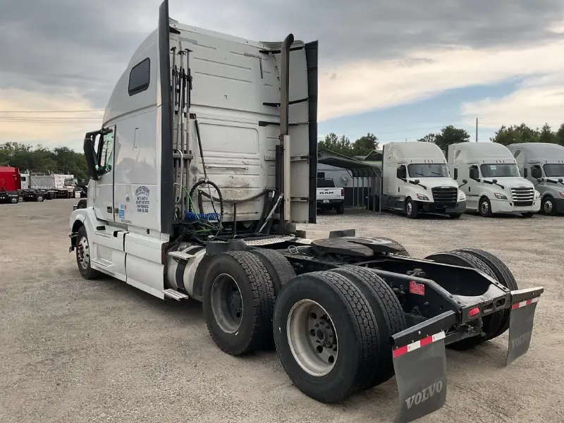 2015 VOLVO VNL670