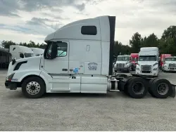2015 VOLVO VNL670