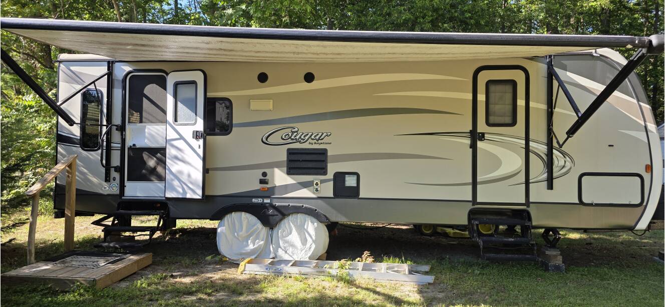 A photo of this 2017 Keystone COUGAR X-LITE 28RLS