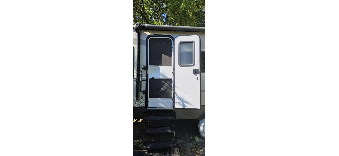 A photo of this 2017 Keystone COUGAR X-LITE 28RLS