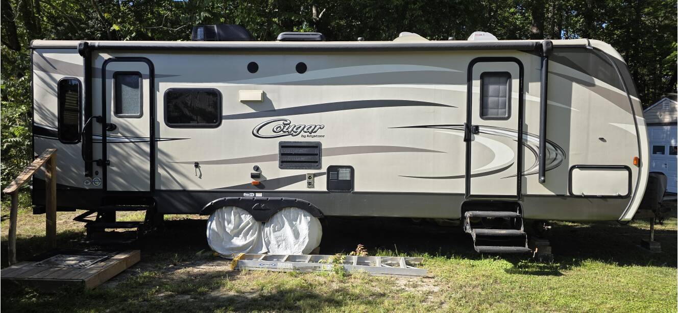 A photo of this 2017 Keystone COUGAR X-LITE 28RLS