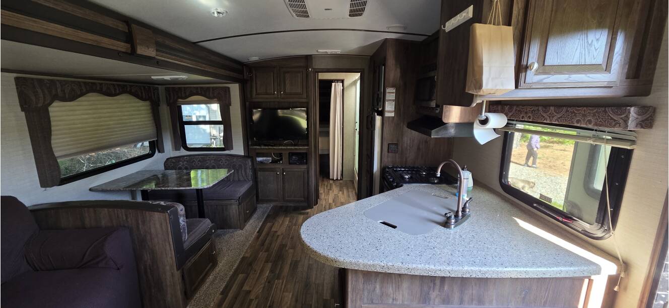 A photo of this 2017 Keystone COUGAR X-LITE 28RLS