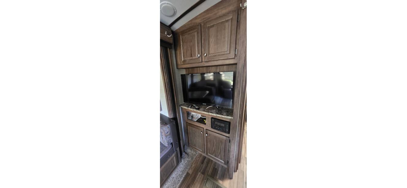 A photo of this 2017 Keystone COUGAR X-LITE 28RLS