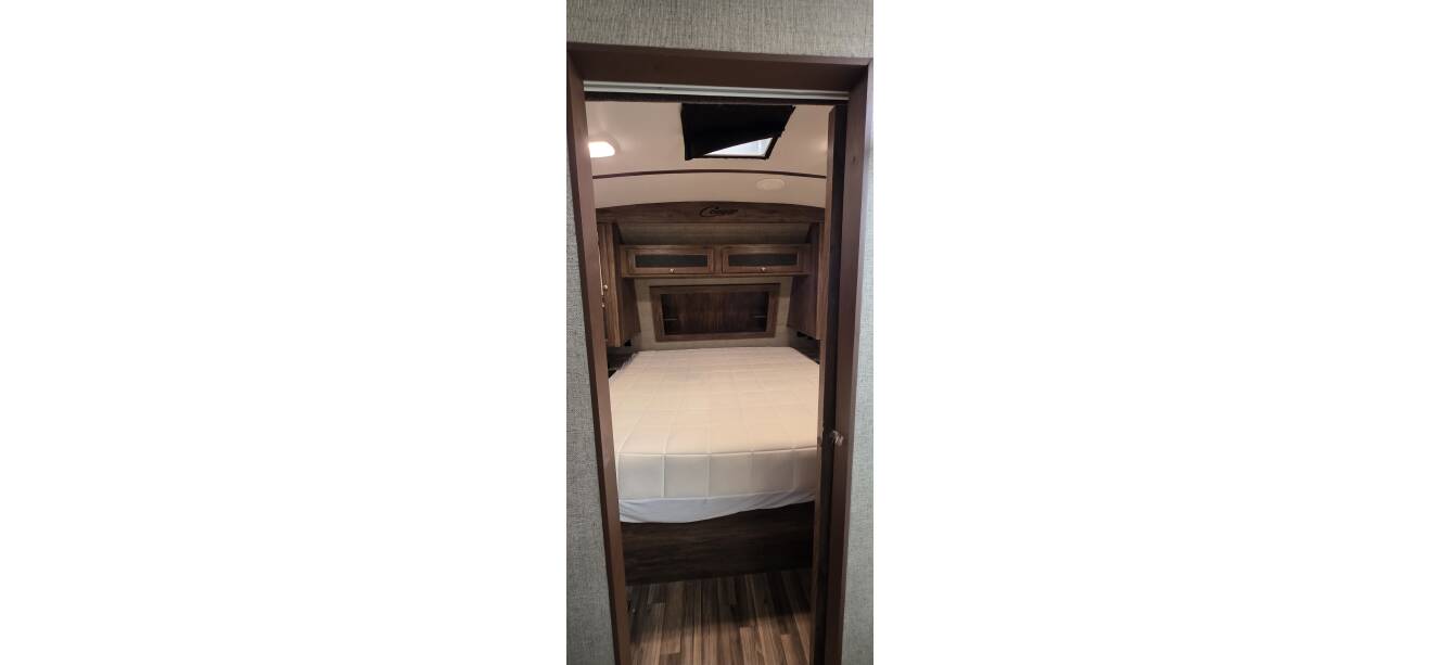A photo of this 2017 Keystone COUGAR X-LITE 28RLS