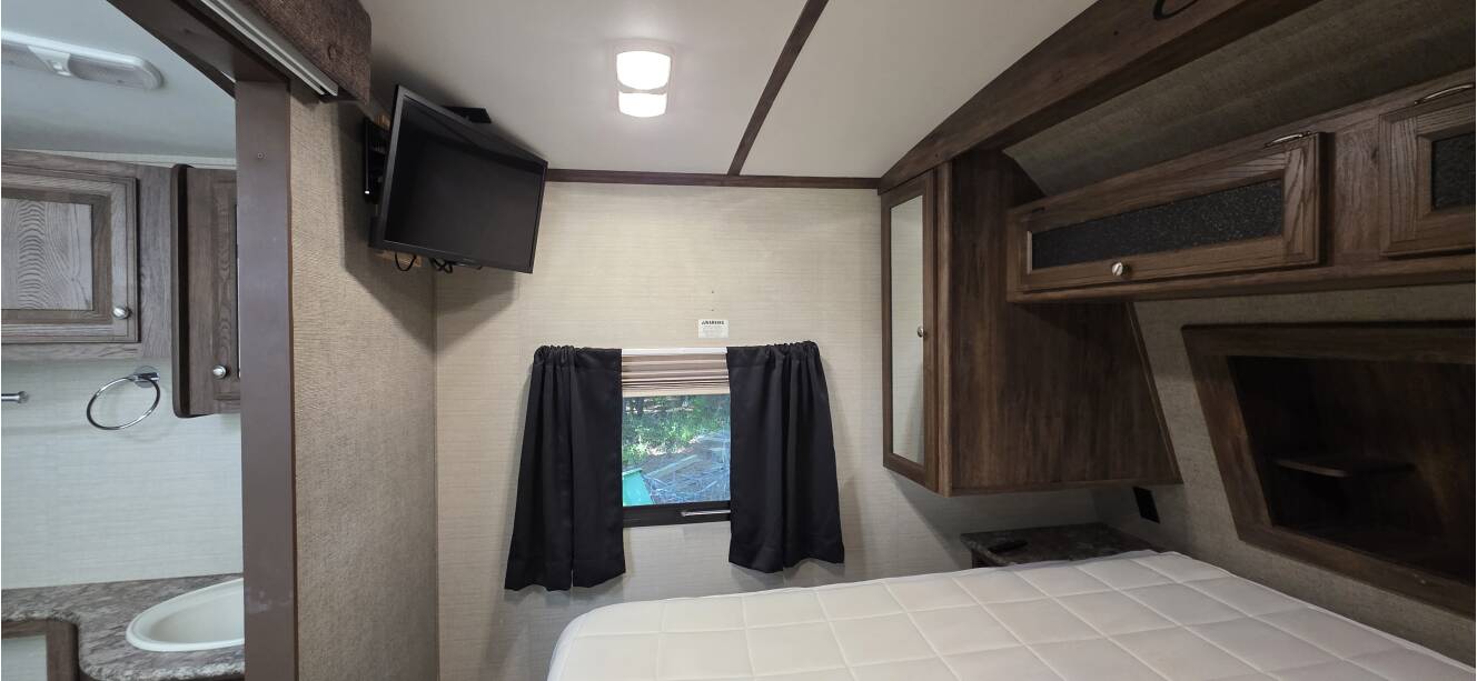 A photo of this 2017 Keystone COUGAR X-LITE 28RLS