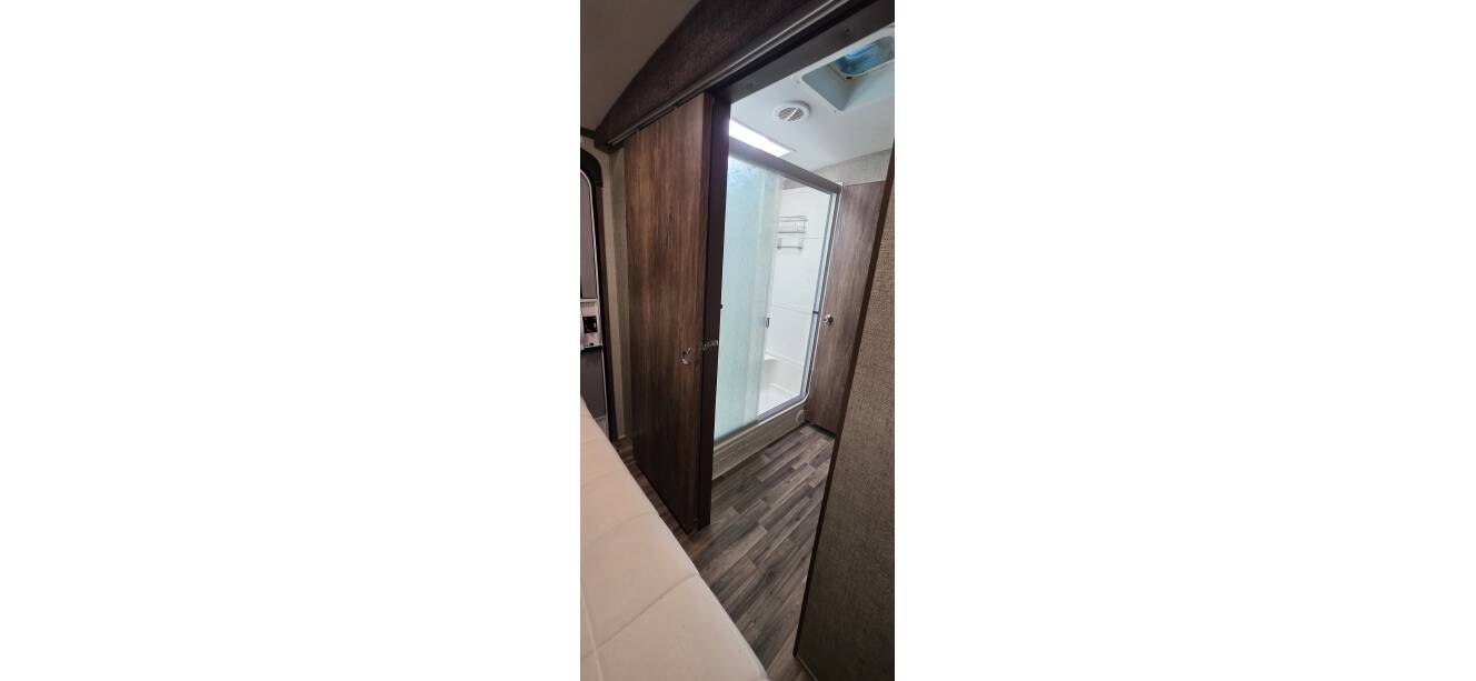 A photo of this 2017 Keystone COUGAR X-LITE 28RLS