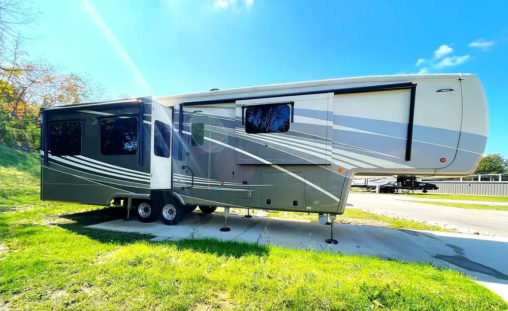 2022 DRV Mobile Suites 39DBRS3 RV