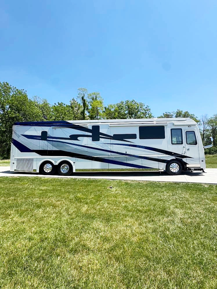 2025 Foretravel REALM PRESIDENTIAL SERIES LV2 RV