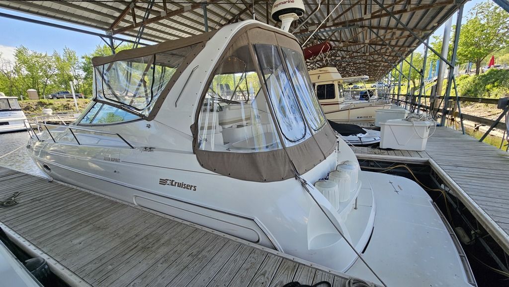 1996 Cruisers Yachts 3570 Esprit in red wing MN