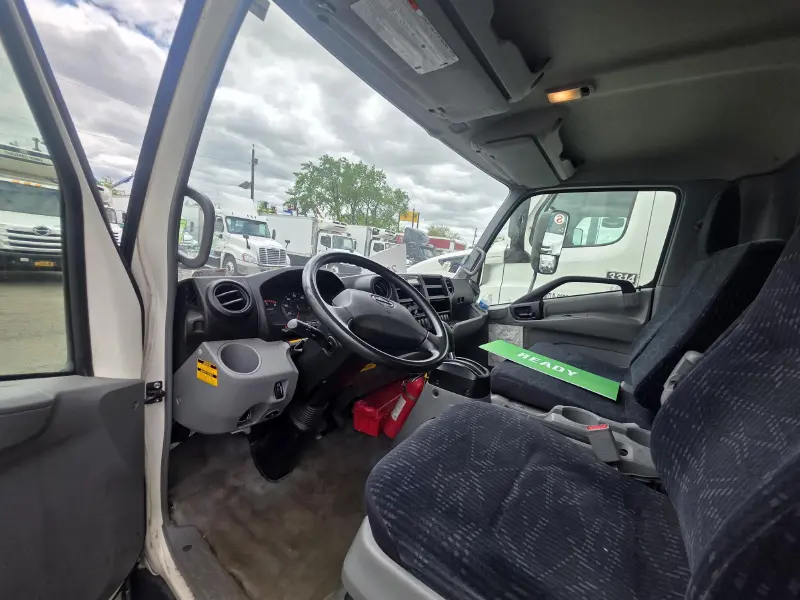 2016 HINO 195