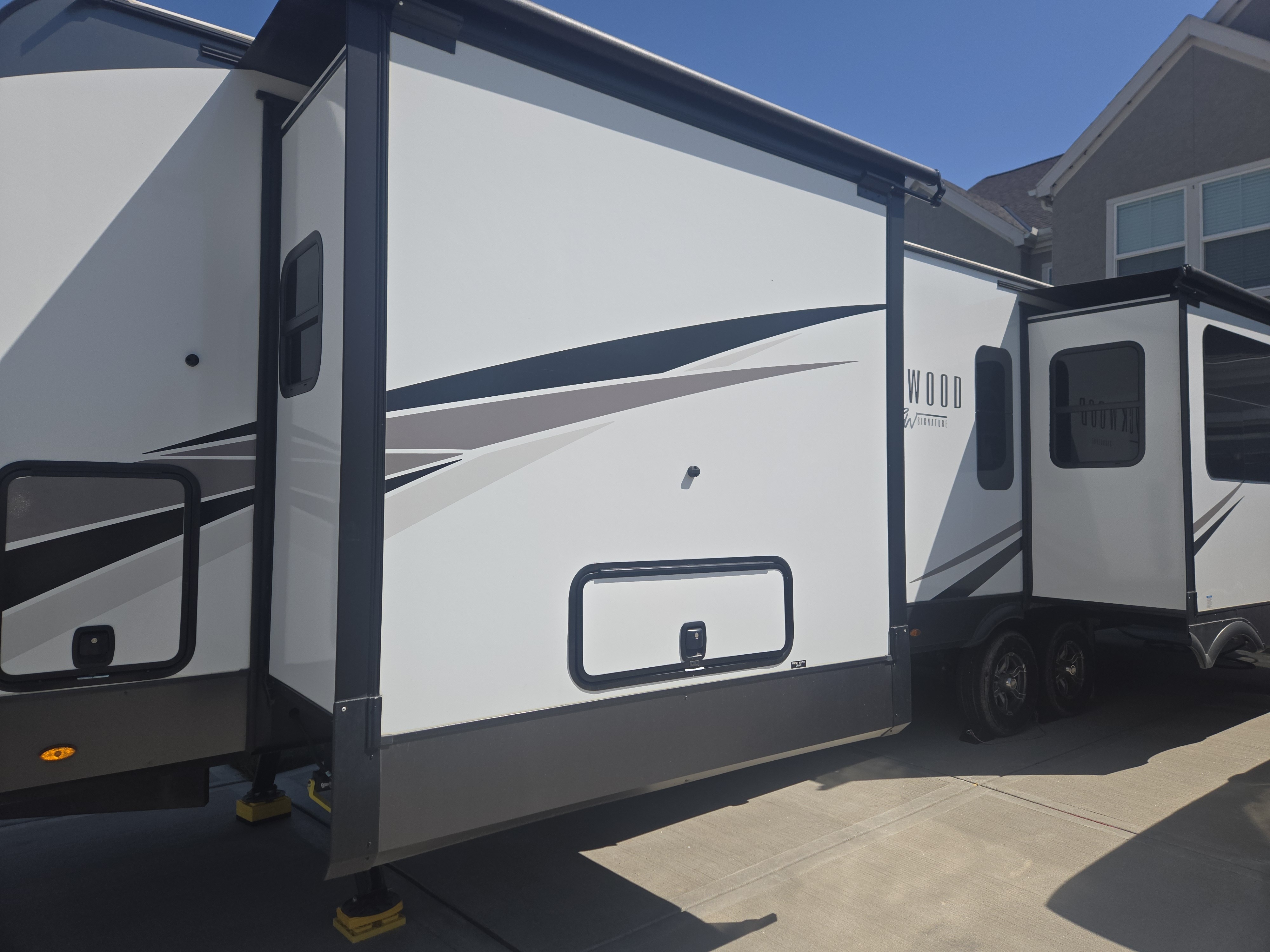 2023 Forest River ROCKWOOD SIGNATURE ULTRA LITE 8332SB in kansas city MO