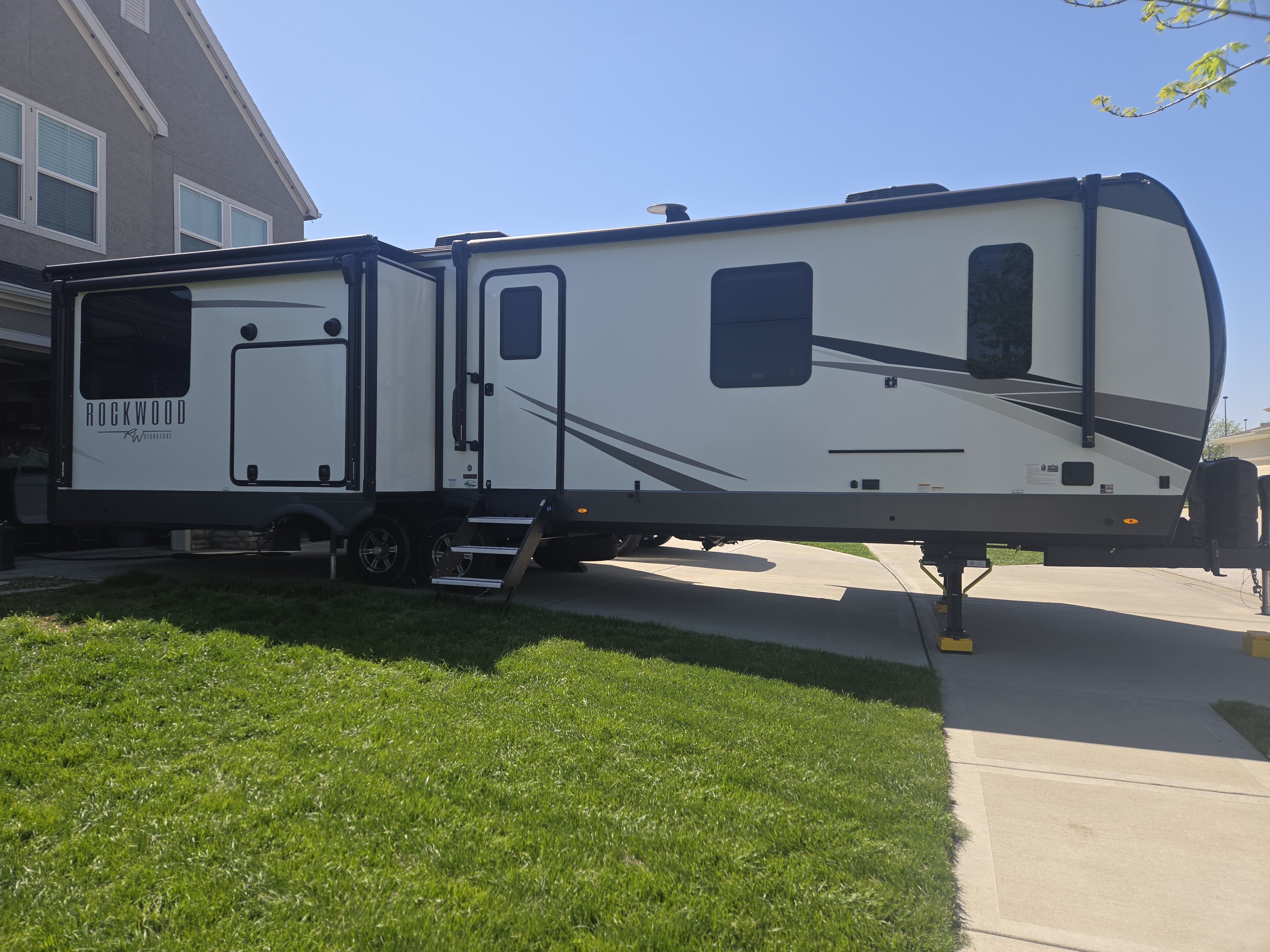 2023 Forest River ROCKWOOD SIGNATURE ULTRA LITE 8332SB RV