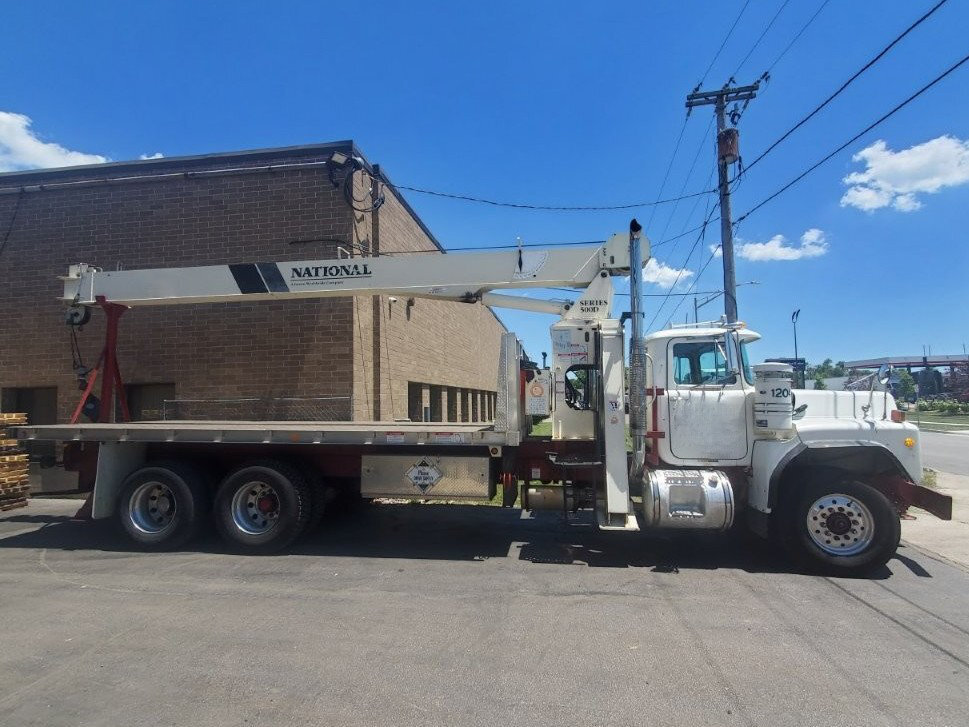 2004 NATIONAL CRANE 568D in La Grange, IL