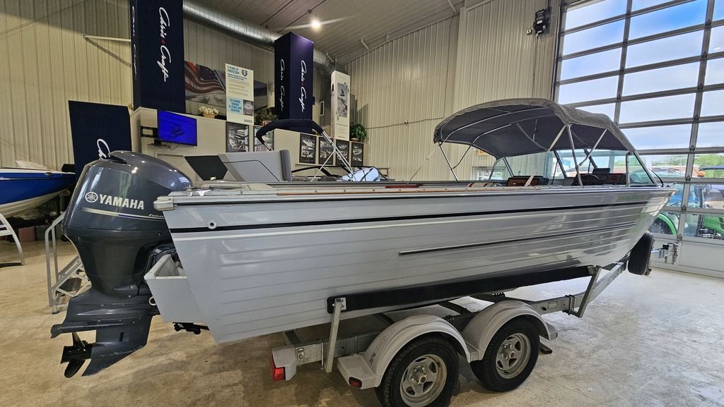 1988 Crestliner Saber V 220 in red wing MN