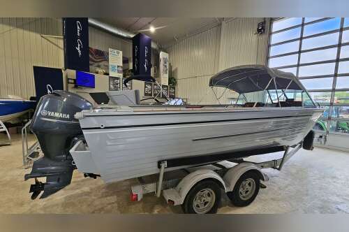 1988 Crestliner Saber V 220 in red wing MN