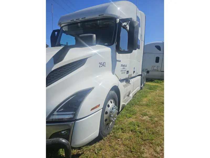 2021 VOLVO VNL64T760