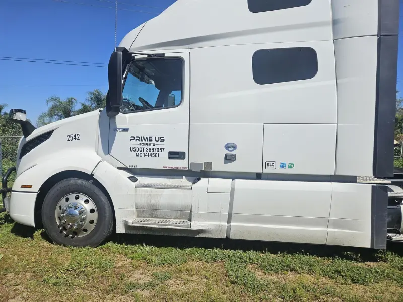 2021 VOLVO VNL64T760