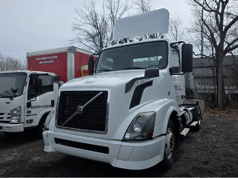 2016 VOLVO VNL300