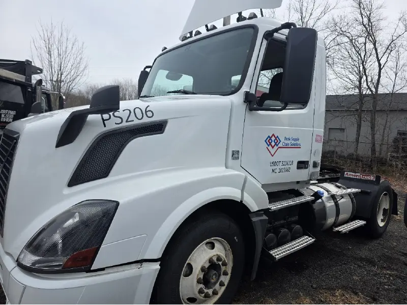 2016 VOLVO VNL300