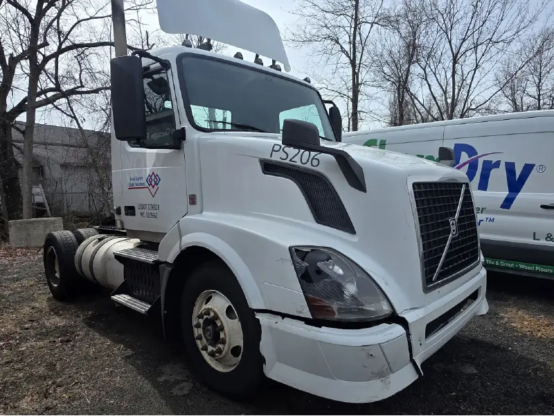 2016 VOLVO VNL300