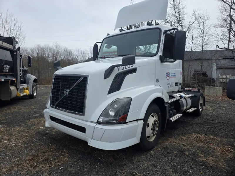 2016 VOLVO VNL300