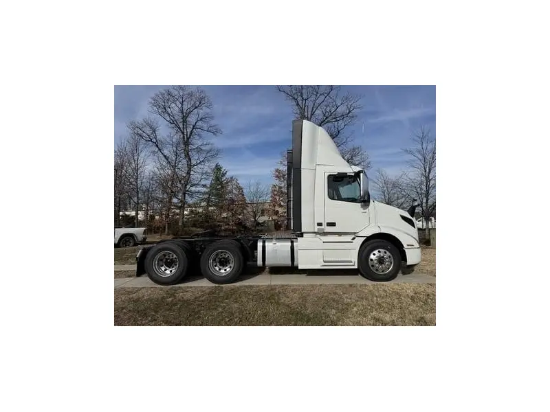 2026 VOLVO VNR64T300