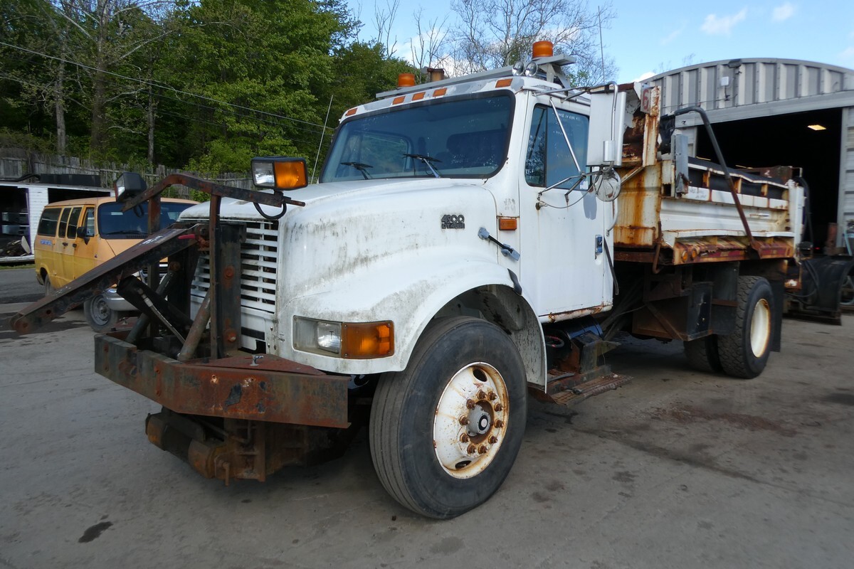1998 INTERNATIONAL 4900 in Sparrow Bush, NY