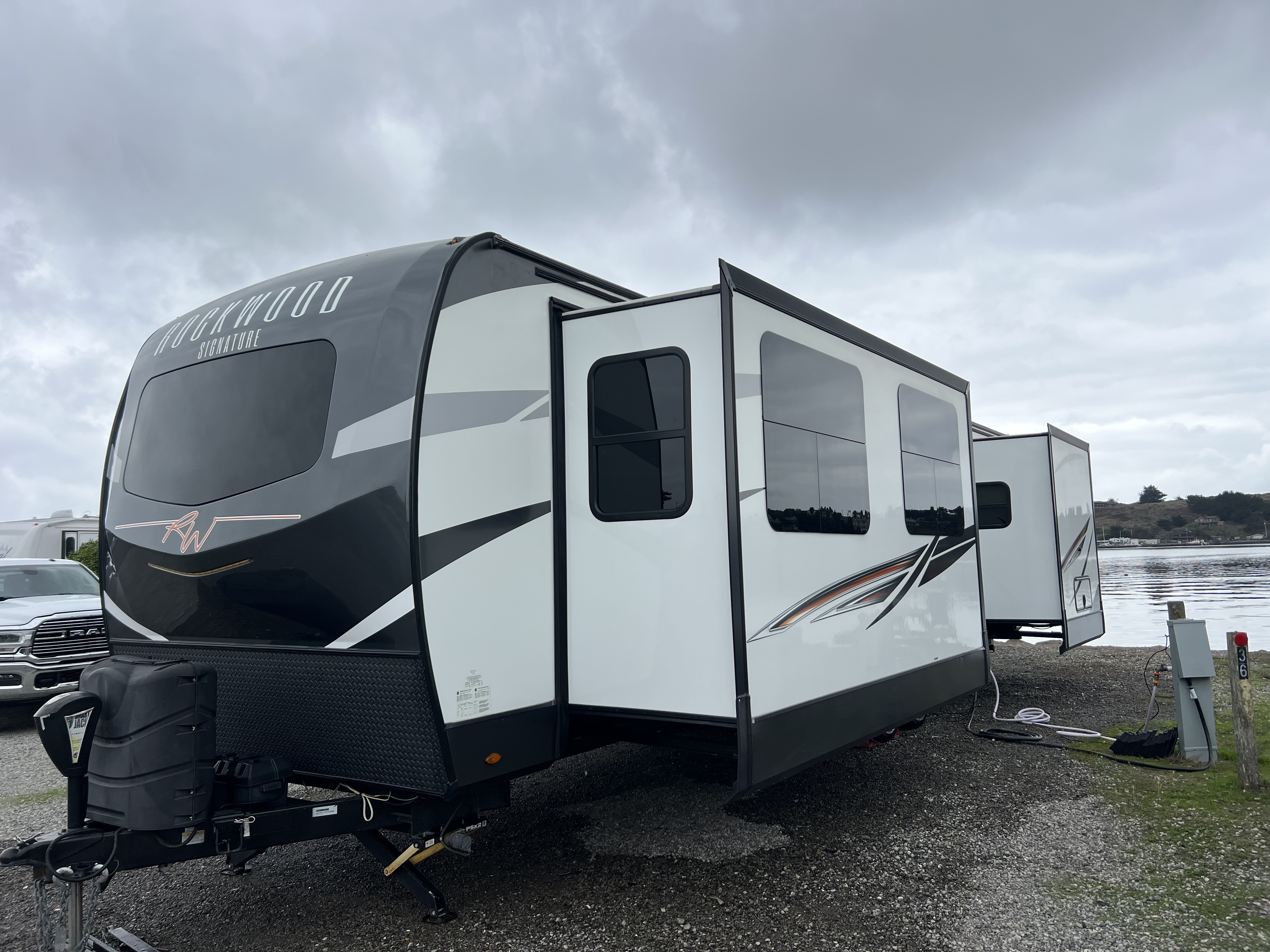 2021 Forest River ROCKWOOD SIGNATURE 8335SB in hercules CA