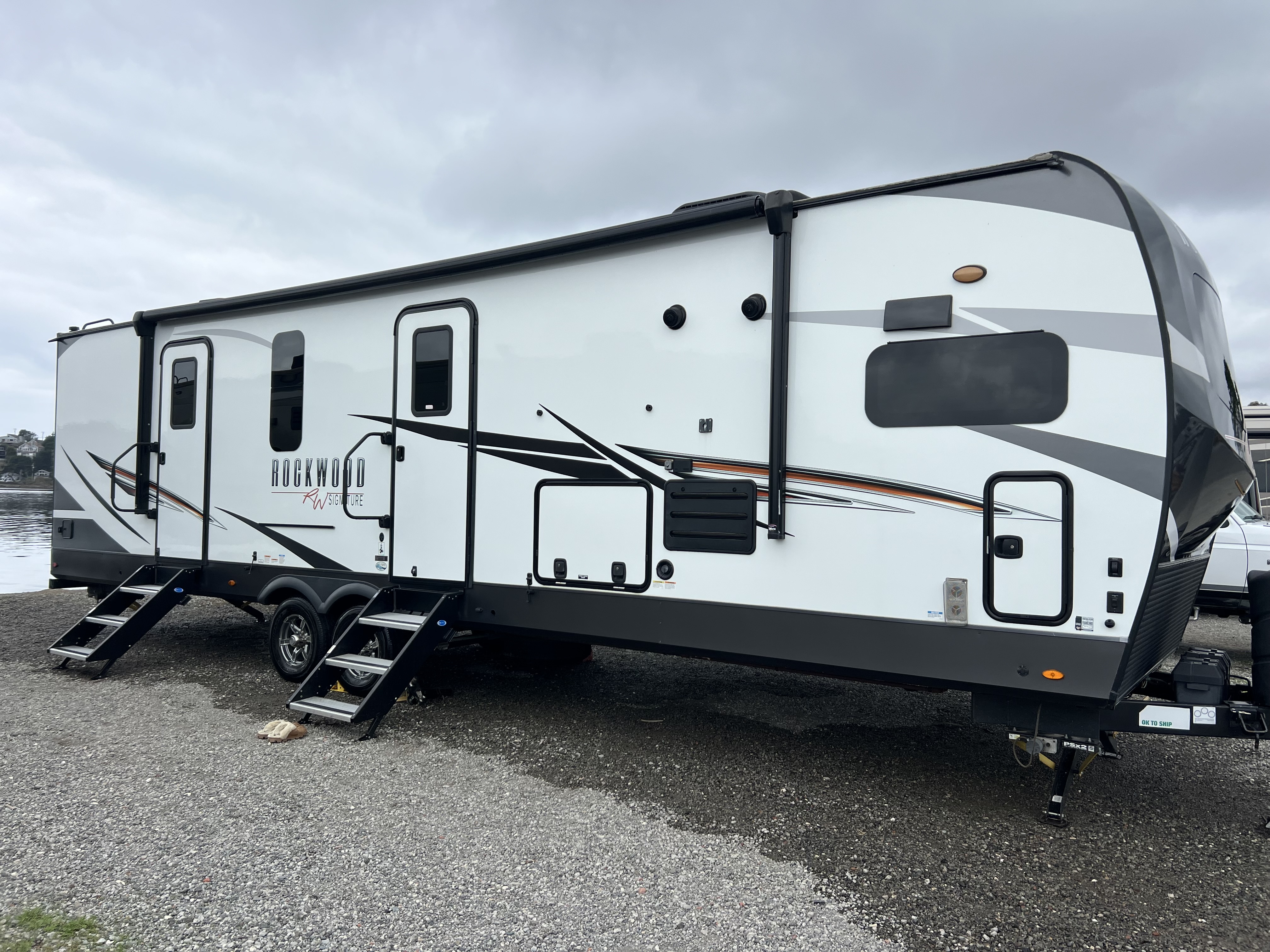 2021 Forest River ROCKWOOD SIGNATURE 8335SB in hercules CA