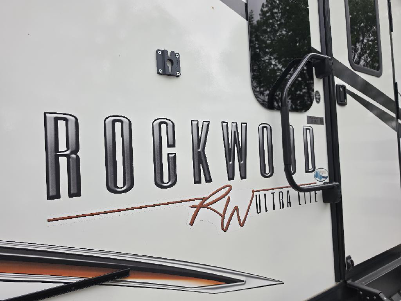 2022 FOREST RIVER ROCKWOOD ULTRA LITE 2613BS