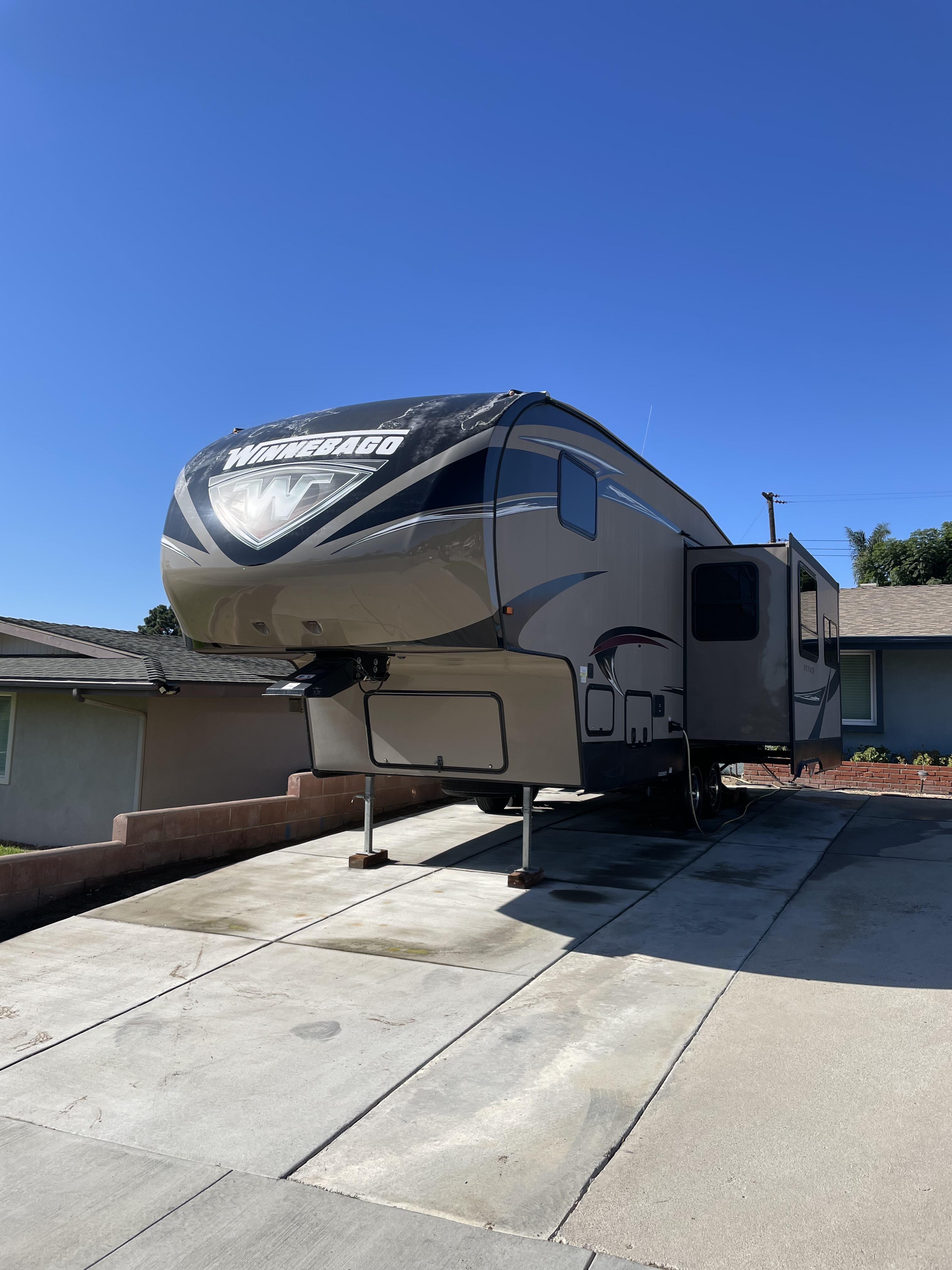 2017 Winnebago VOYAGE 27RLS in camarillo CA