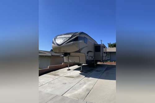 2017 Winnebago VOYAGE 27RLS in camarillo CA