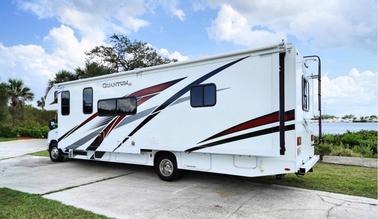 A photo of this 2023 Thor Motor Coach Quantum SE 31WV