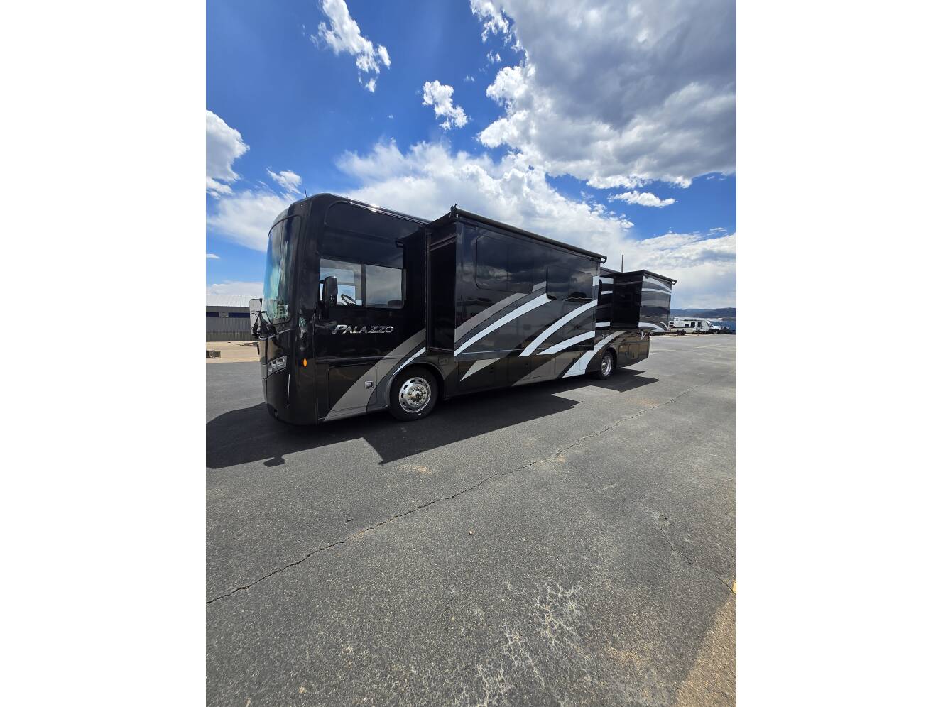 A photo of this 2019 Thor Motor Coach PALAZZO 37 4