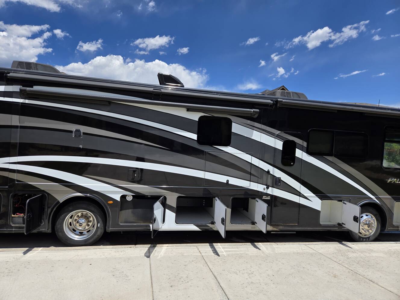 A photo of this 2019 Thor Motor Coach PALAZZO 37 4