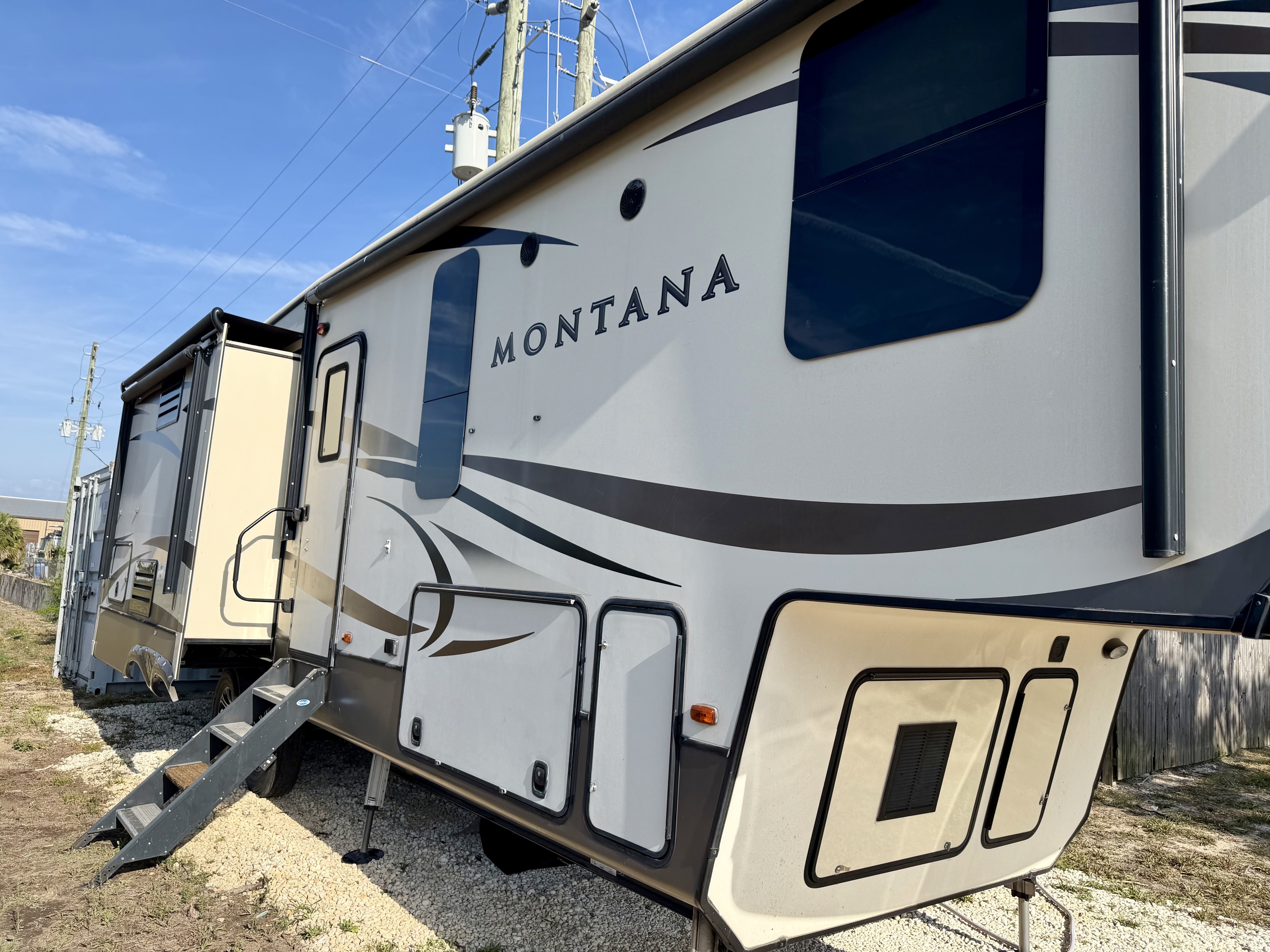 2017 Keystone MONTANA 3160RL RV