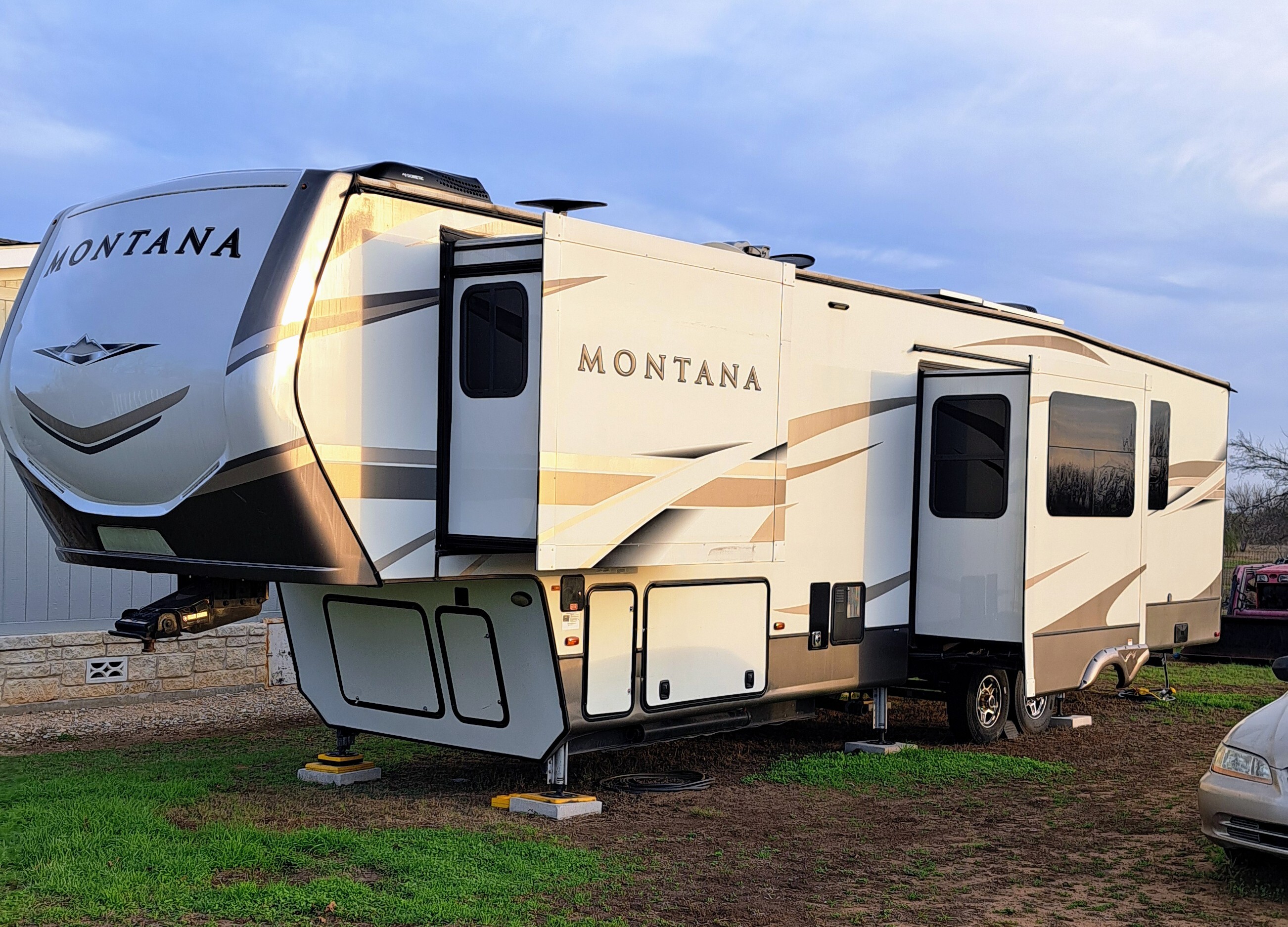2020 Keystone MONTANA 3700LK RV